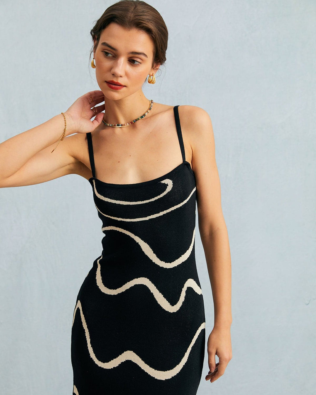 Das Black Wave – Midi-Strickkleid mit Wellenförmigem Saum