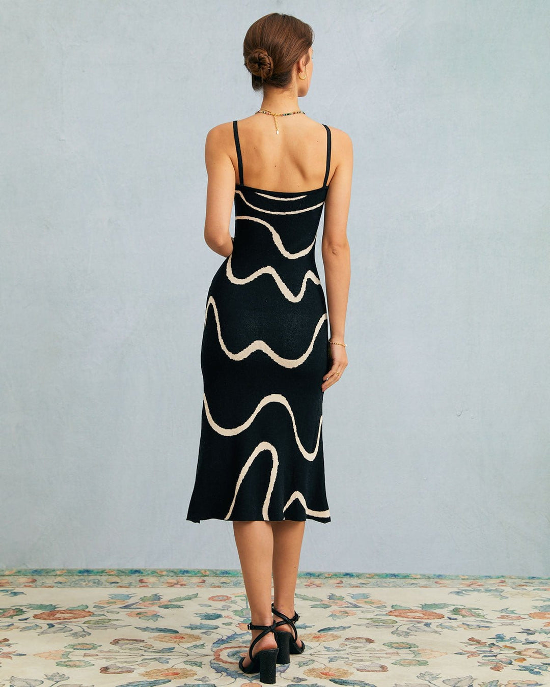 Das Black Wave – Midi-Strickkleid mit Wellenförmigem Saum