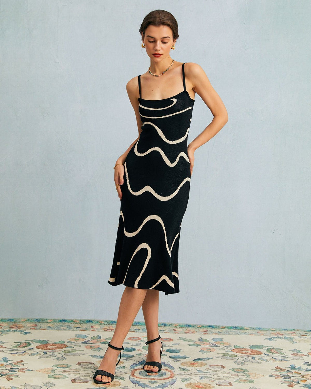 Das Black Wave – Midi-Strickkleid mit Wellenförmigem Saum