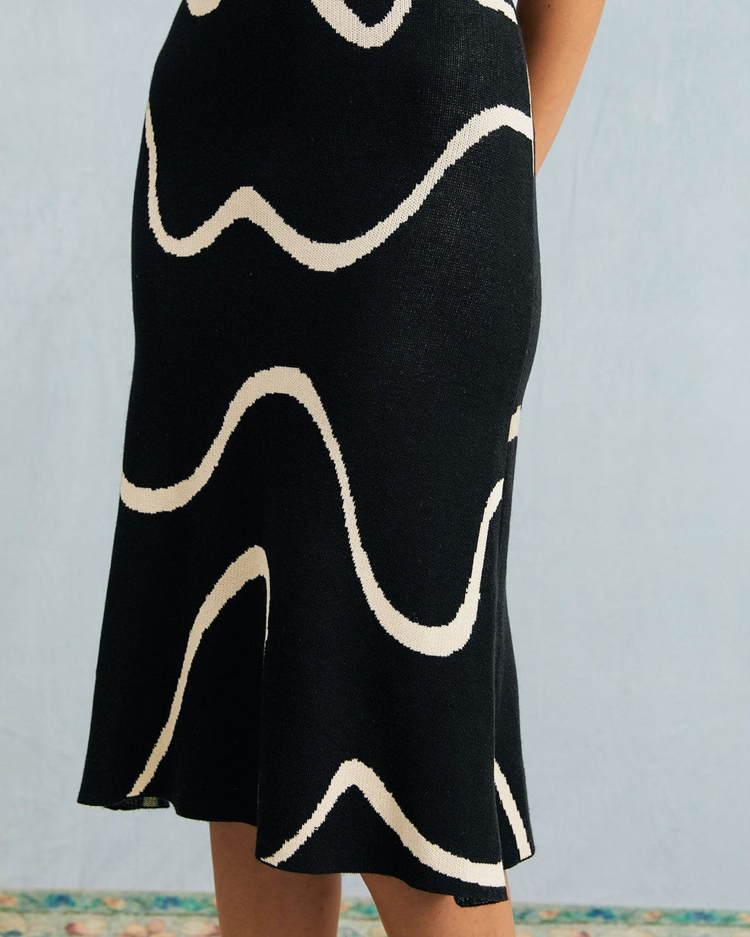 Das Black Wave – Midi-Strickkleid mit Wellenförmigem Saum