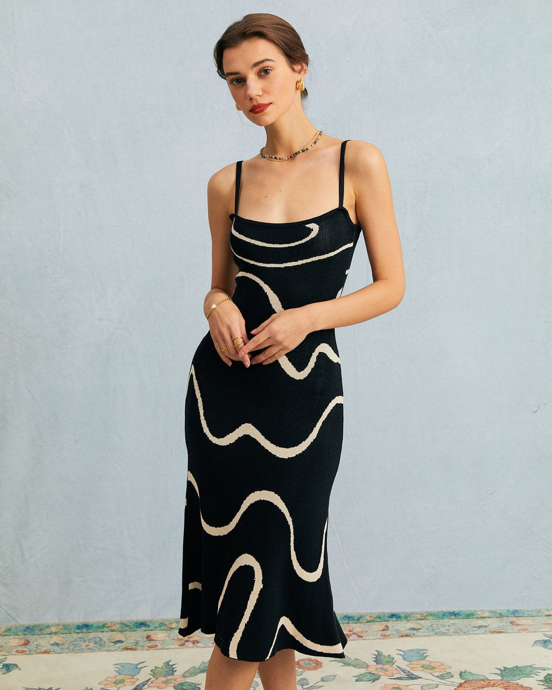 Das Black Wave – Midi-Strickkleid mit Wellenförmigem Saum