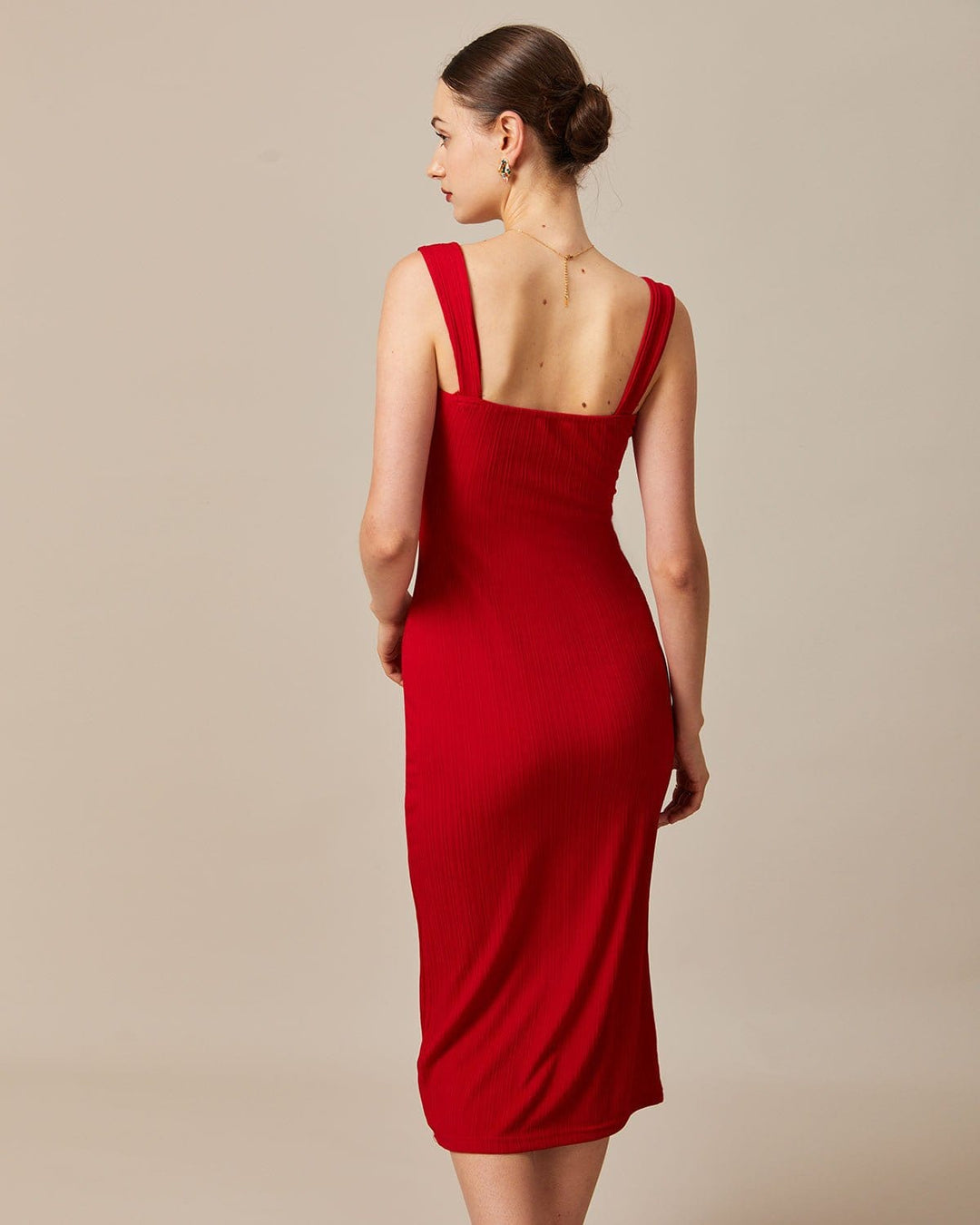 Rotes geripptes Midikleid mit quadratischem Dekolleté