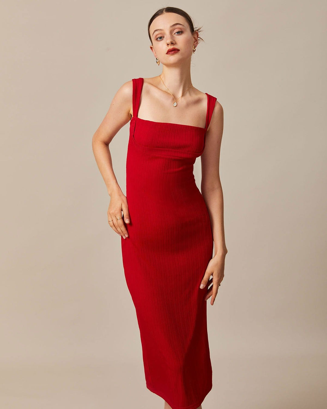 Rotes geripptes Midikleid mit quadratischem Dekolleté