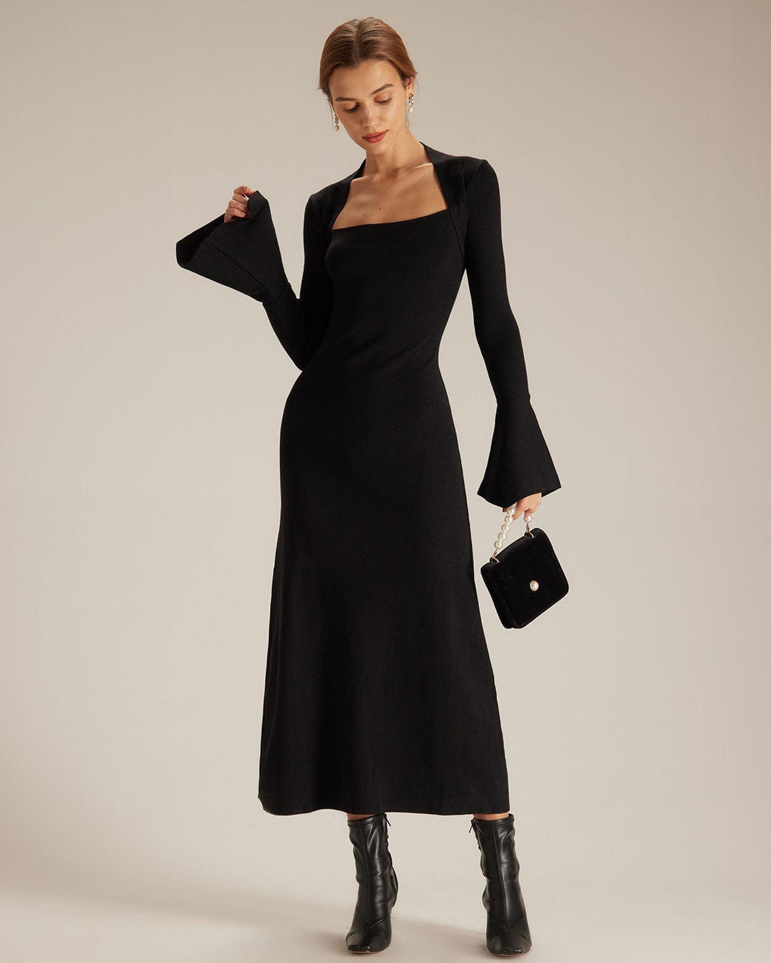 Schwarzes Midikleid mit quadratischem Ausschnitt und schwingenden Ärmeln