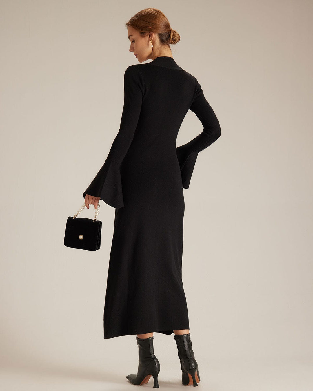 Schwarzes Midikleid mit quadratischem Ausschnitt und schwingenden Ärmeln