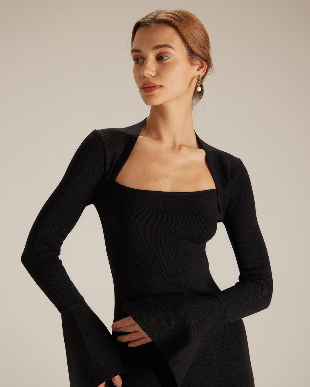Schwarzes Midikleid mit quadratischem Ausschnitt und schwingenden Ärmeln