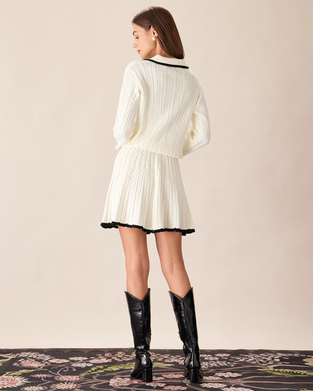 Weißer Pullover mit auffälligen Kontrastknöpfen
