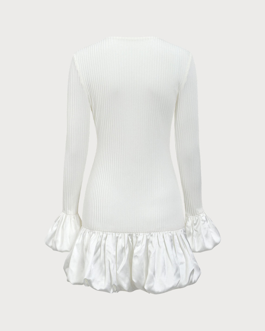 Weißes Minikleid mit Schnittmuster