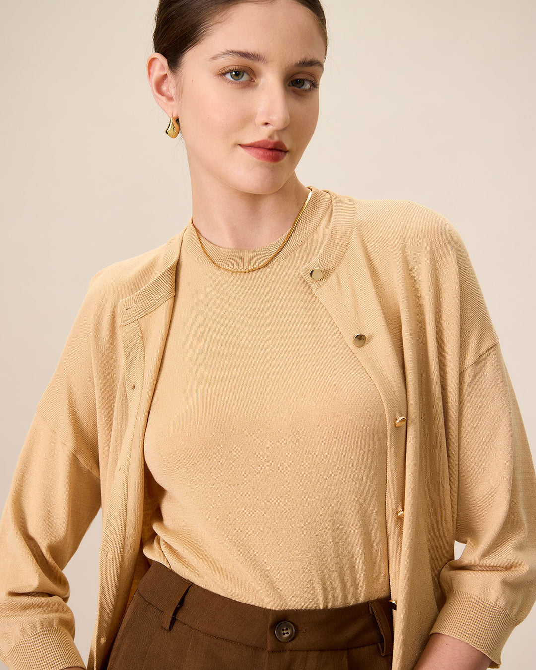 Khakifarbene Damen-Strickjacke aus geripptem Tencel mit Rundhalsausschnitt