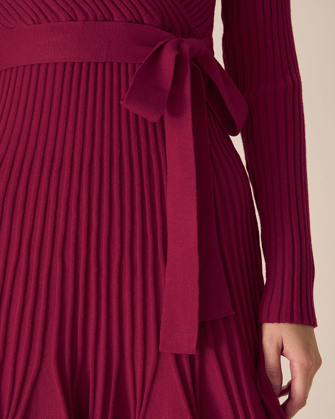 Rotweinfarbener Wickelpullover-Minikleid