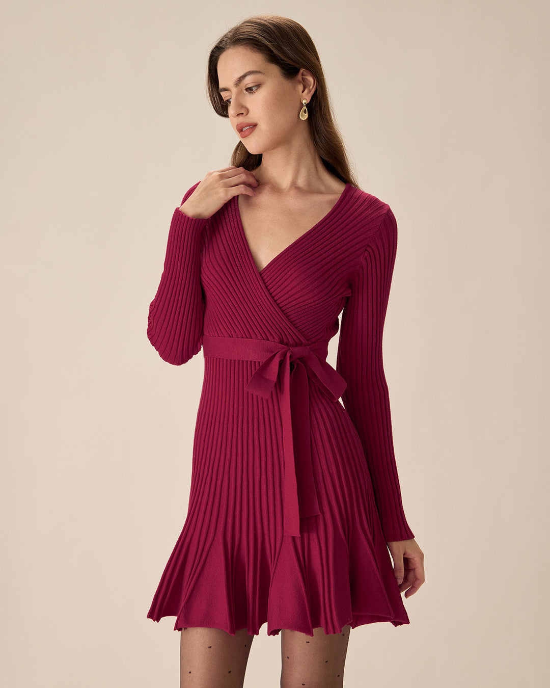 Rotweinfarbener Wickelpullover-Minikleid