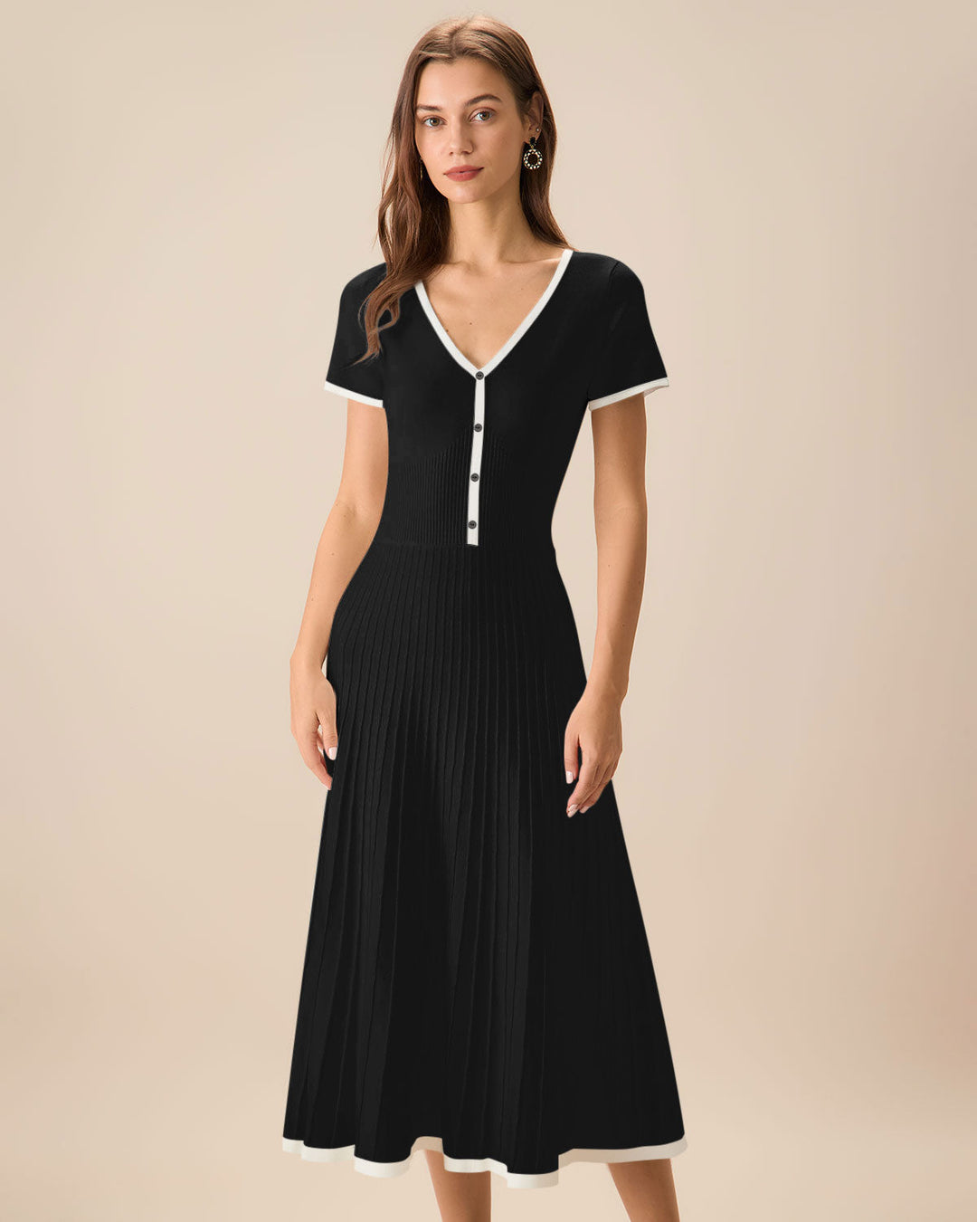 Schwarzes Midikleid mit kontrastierendem Pullover-Stil
