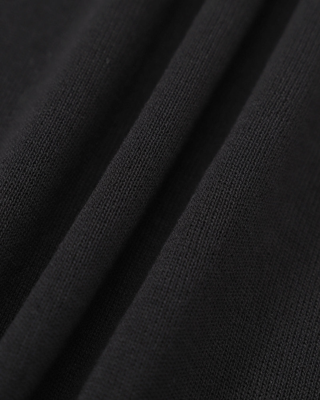 Schwarzes, langärmliges Minikleid mit kontrastierenden פרטים