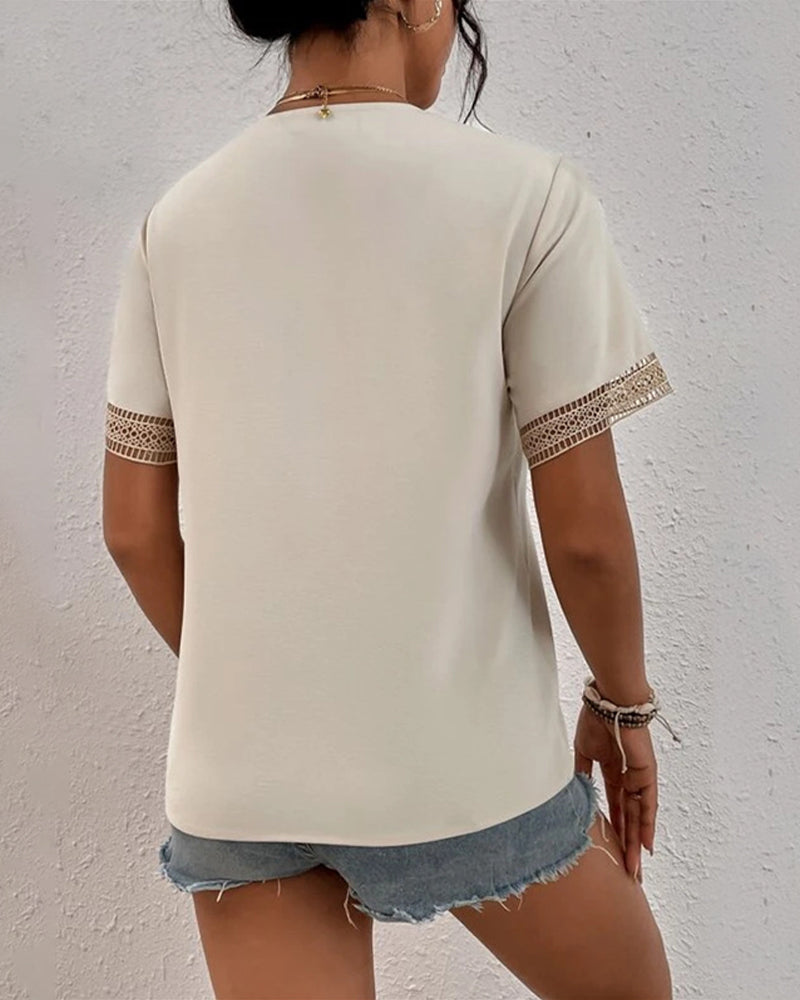 חולצה קצרה עם צווארון V וגימור תחרה