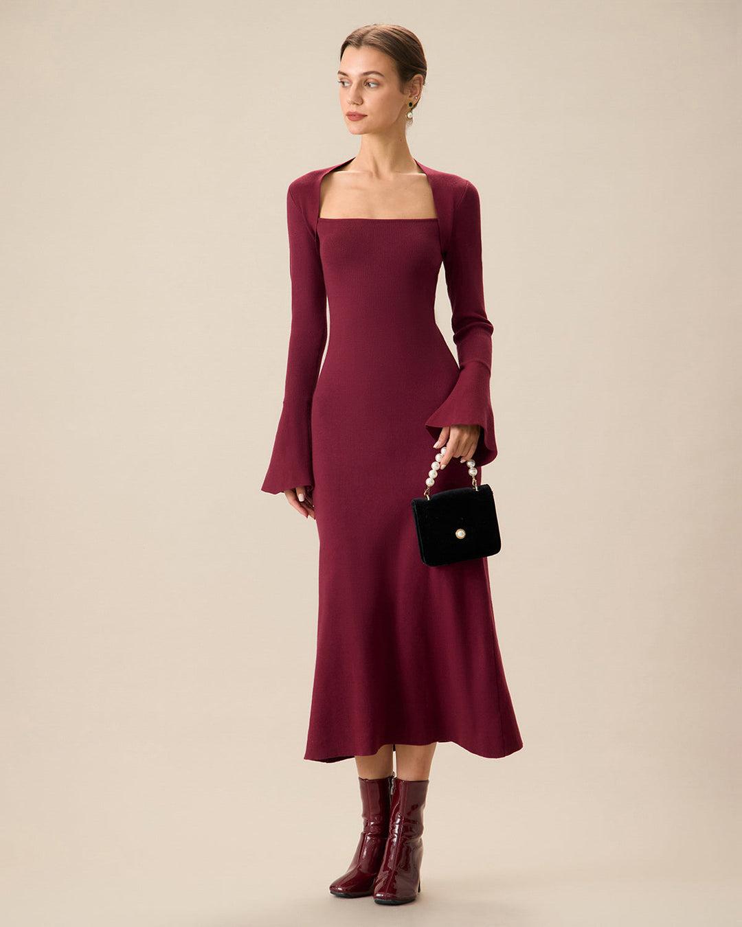 Rotes Midikleid mit quadratischem Ausschnitt und schwingenden Ärmeln