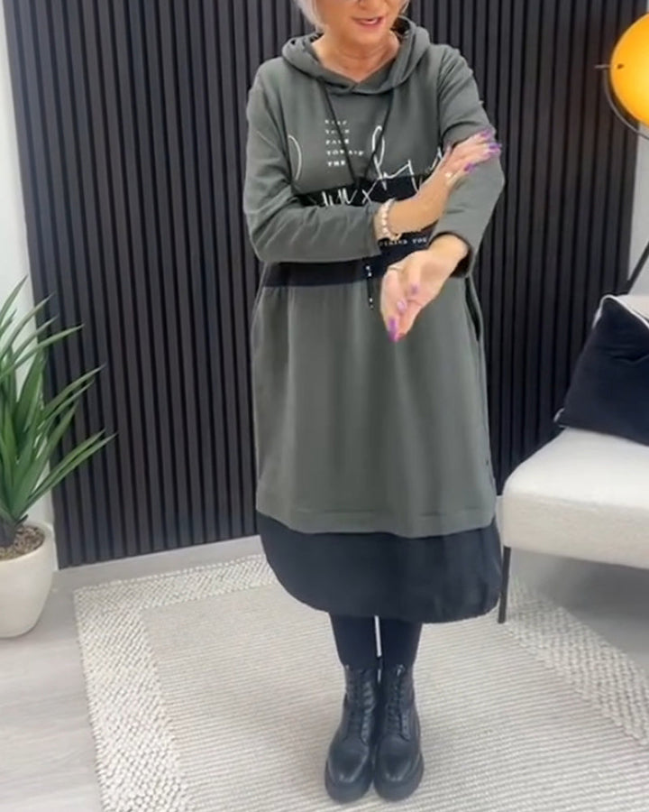 שמלה קז'ואלית עם קפוצ'ון וצבעוניות והדפס אותיות