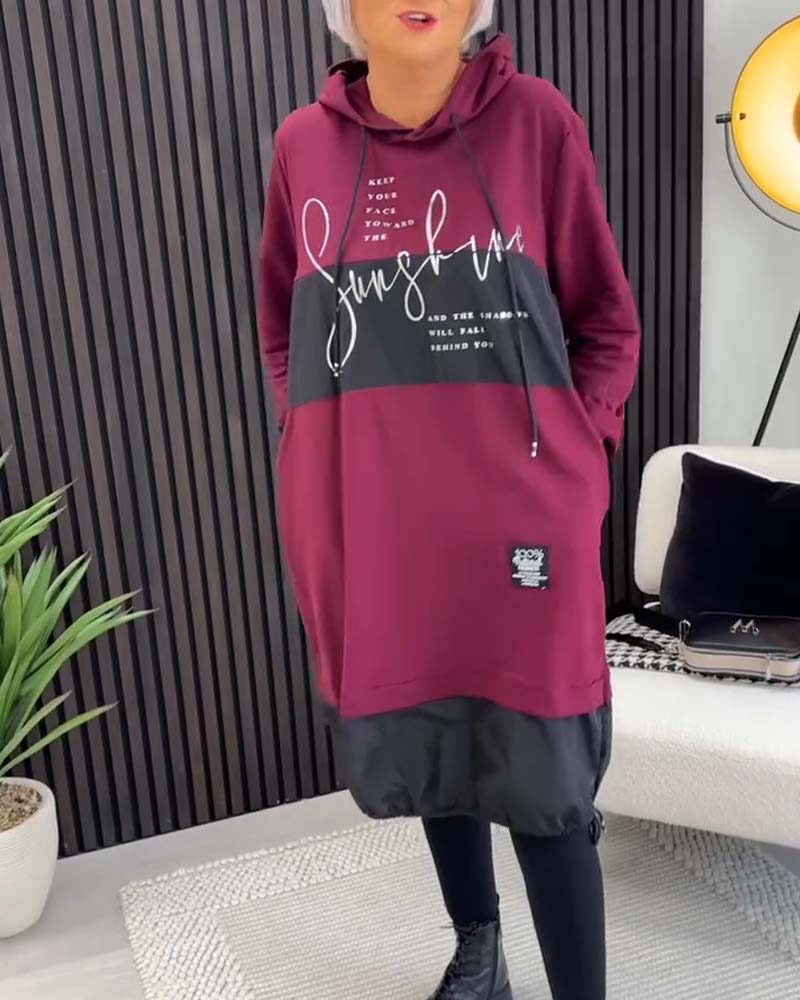 שמלה קז'ואלית עם קפוצ'ון וצבעוניות והדפס אותיות