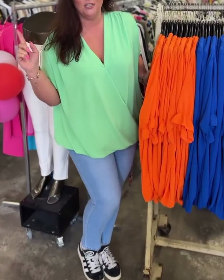 חולצה קז'ואלית בצבע אחיד עם צווארון V וגימור קפלים