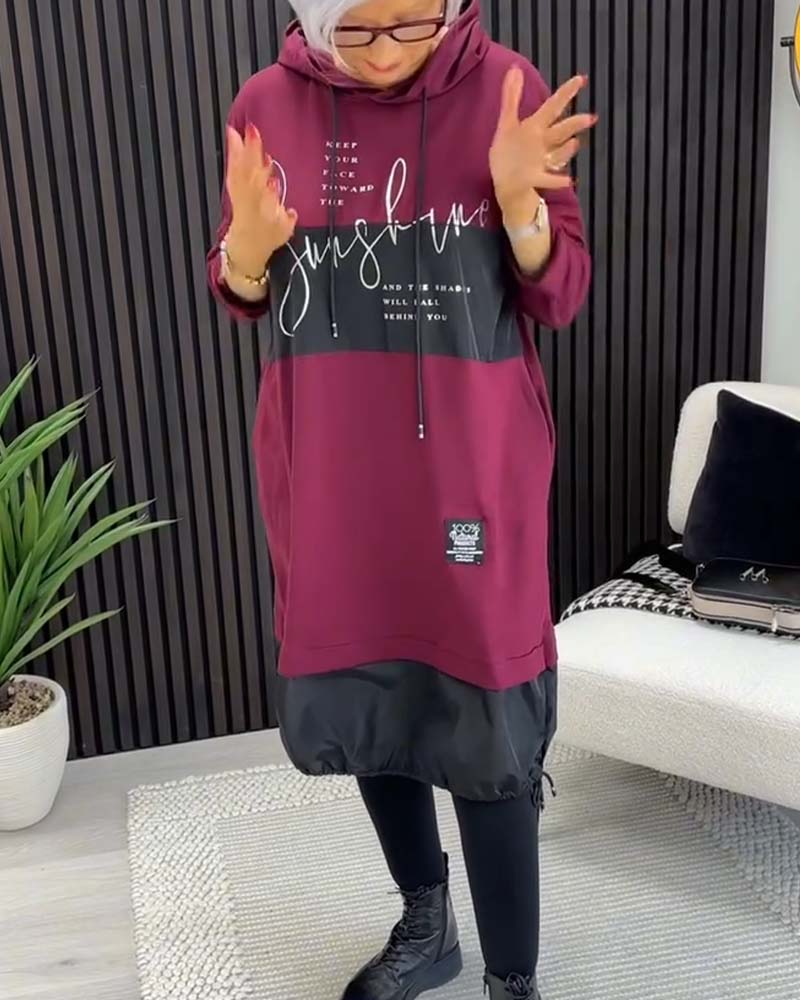 שמלה קז'ואלית עם קפוצ'ון וצבעוניות והדפס אותיות