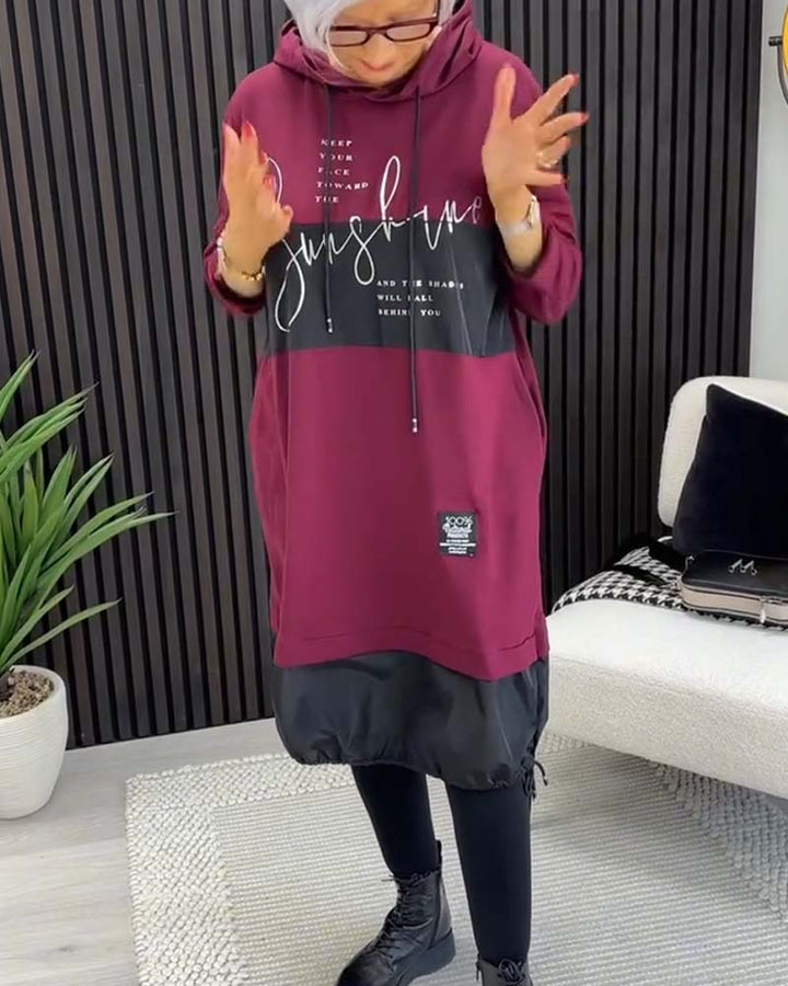 שמלה קז'ואלית עם קפוצ'ון וצבעוניות והדפס אותיות