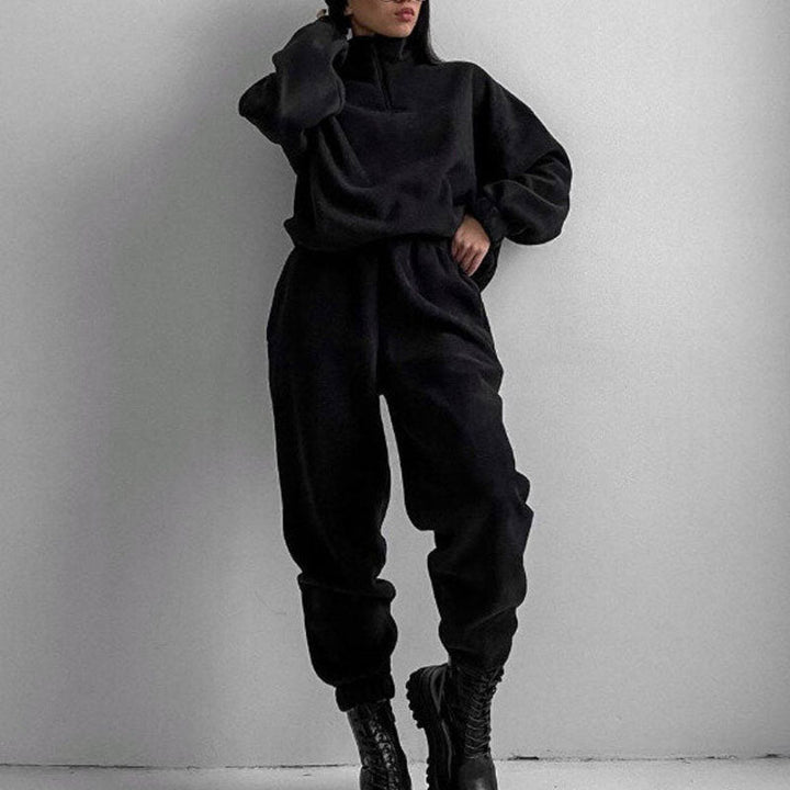 אנסמבל שני חלקים עם צווארון עומד וגזרה נינוחה