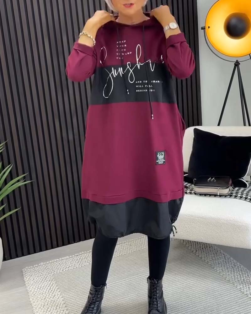 שמלה קז'ואלית עם קפוצ'ון וצבעוניות והדפס אותיות