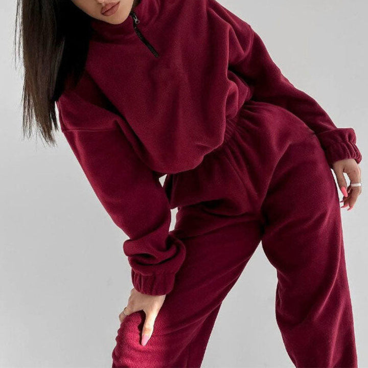 אנסמבל שני חלקים עם צווארון עומד וגזרה נינוחה