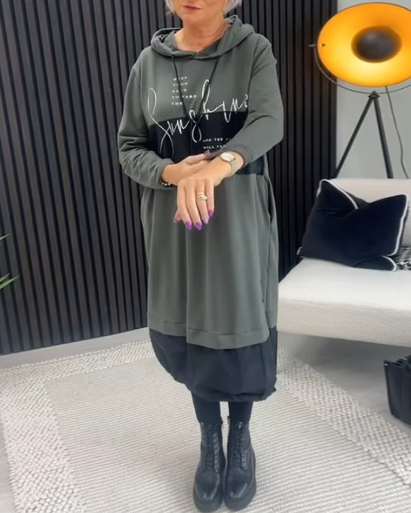 שמלה קז'ואלית עם קפוצ'ון וצבעוניות והדפס אותיות