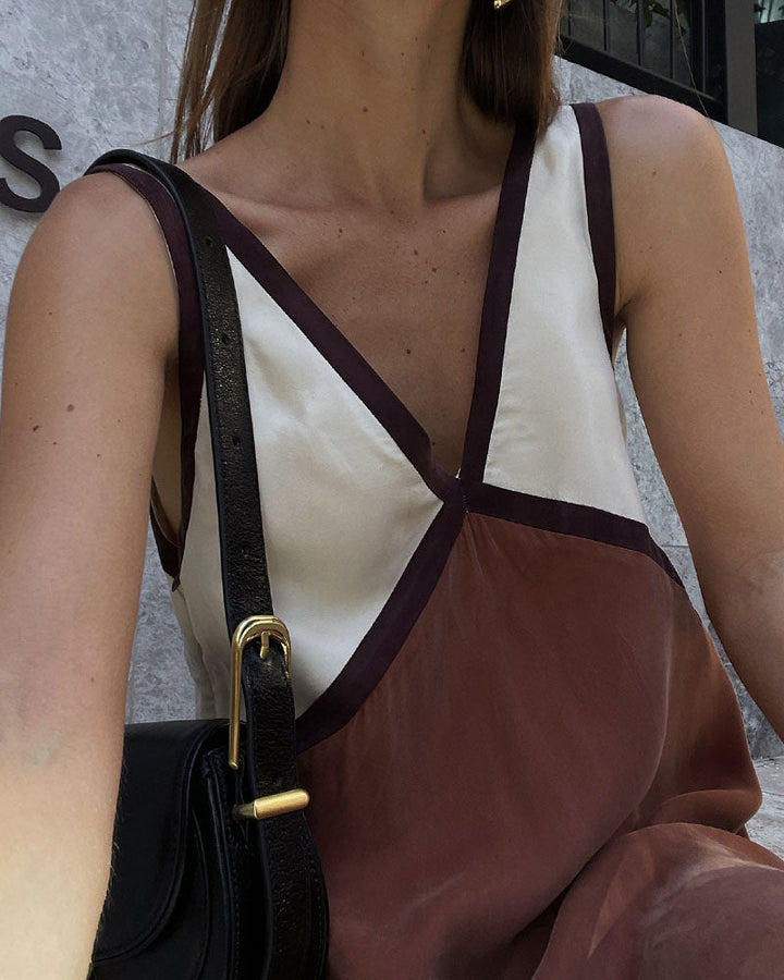 שמלה אופנתית עם צווארון V וצבעים בגוון צבעים