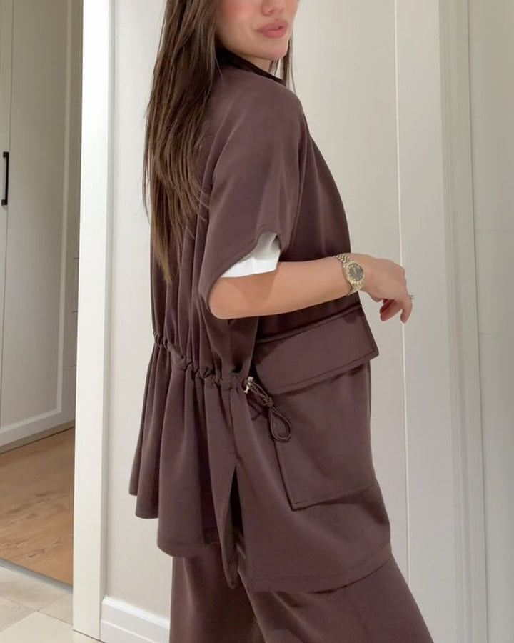 סט טופ ומכנסיים בגזרה נמתחת עם מותן רגוע