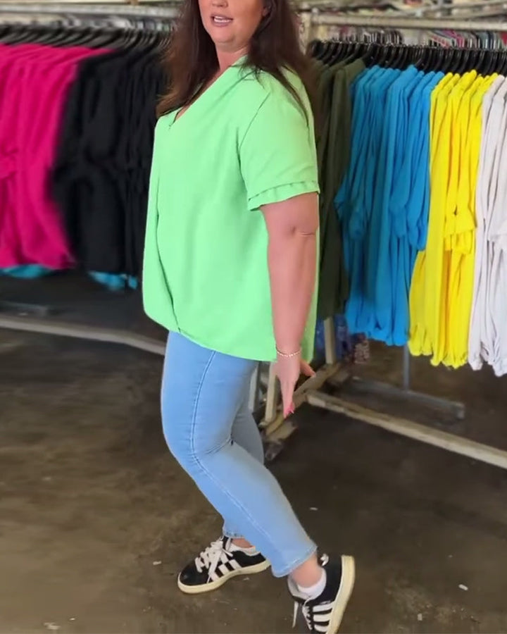 חולצה קז'ואלית בצבע אחיד עם צווארון V וגימור קפלים