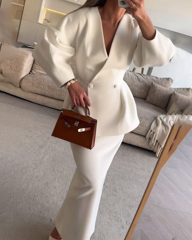 אוסף שני חלקים של טופ וחצאית בצבע אחיד עם צווארון וי