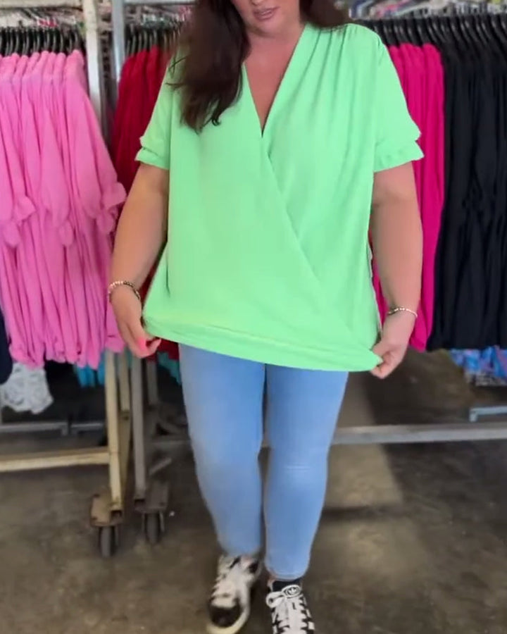 חולצה קז'ואלית בצבע אחיד עם צווארון V וגימור קפלים