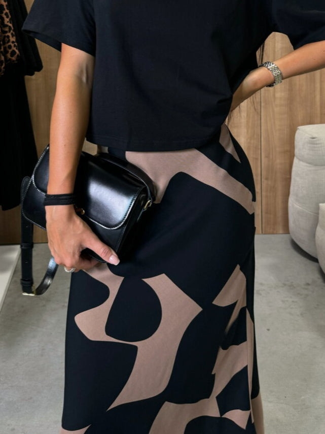 חצאית סאטן עם שוליים צבעוניים