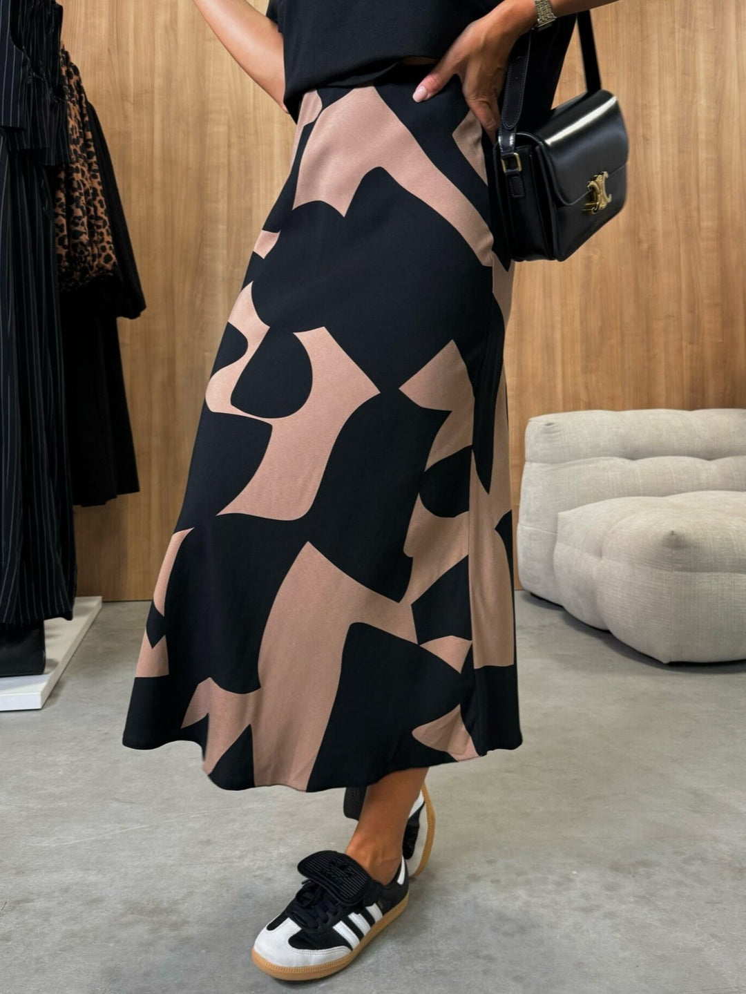 חצאית סאטן עם שוליים צבעוניים