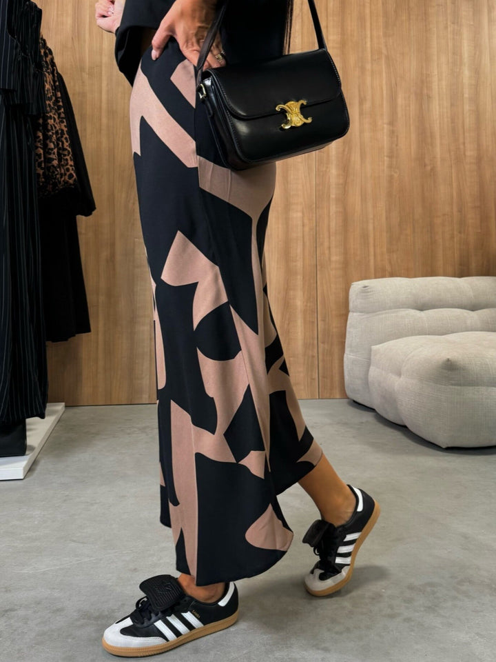 חצאית סאטן עם שוליים צבעוניים