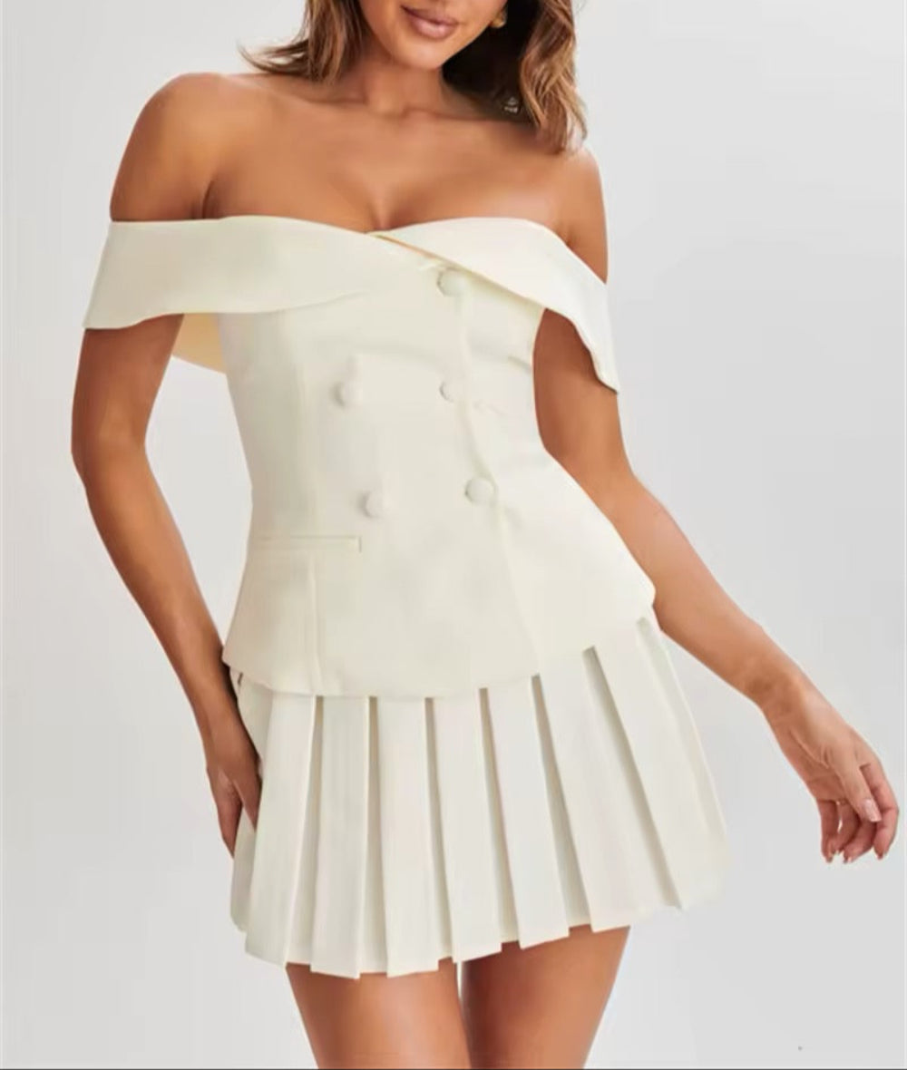 טופ חליפה עם כתף אחת וחצאית קפלים