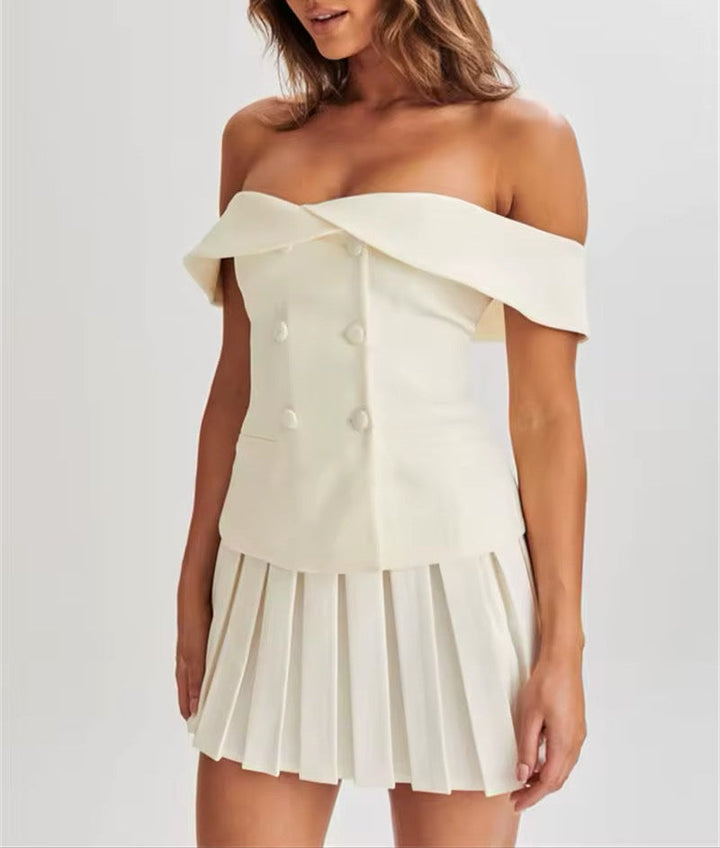 טופ חליפה עם כתף אחת וחצאית קפלים