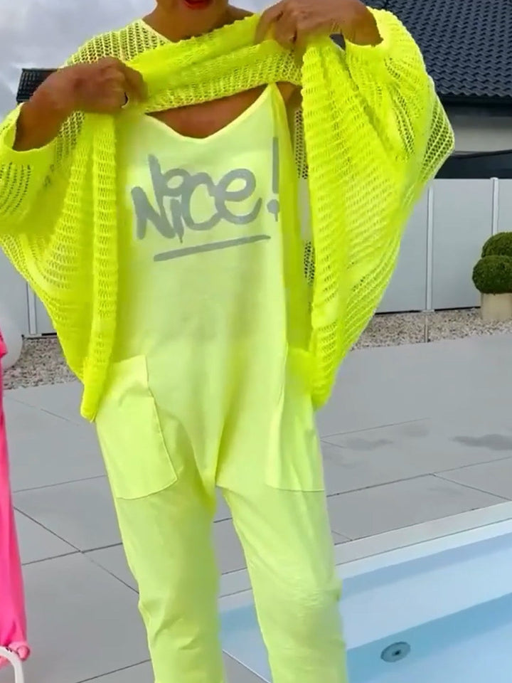 סט קז'ואל: אוברול עם הדפס אותיות וכיסוי גזור