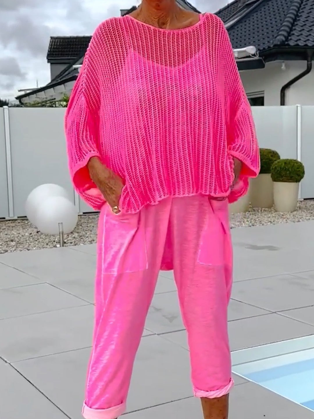 סט קז'ואל: אוברול עם הדפס אותיות וכיסוי גזור