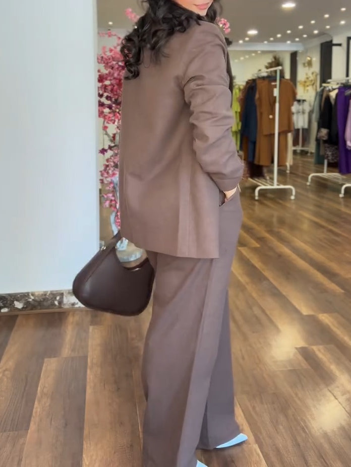 חליפת שני חלקים ורודה שיקית עם אלגנטיות מודרנית