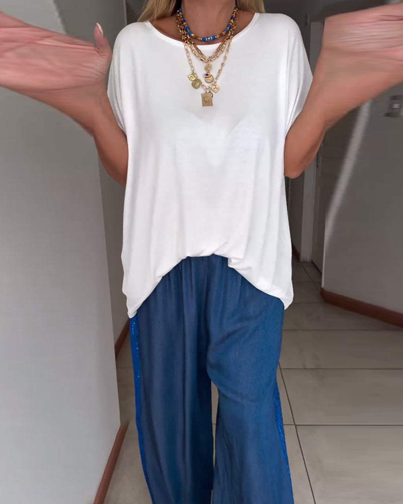 חולצת טי חלקה עם שרוולים קצרים וצווארון עגול