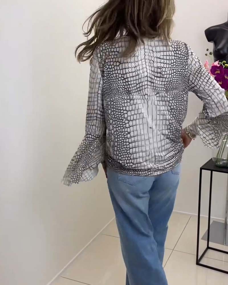 חולצה עם דוגמה פרחונית ועטיפה במחזיק מפתחות