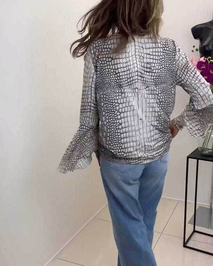חולצה עם דוגמה פרחונית ועטיפה במחזיק מפתחות