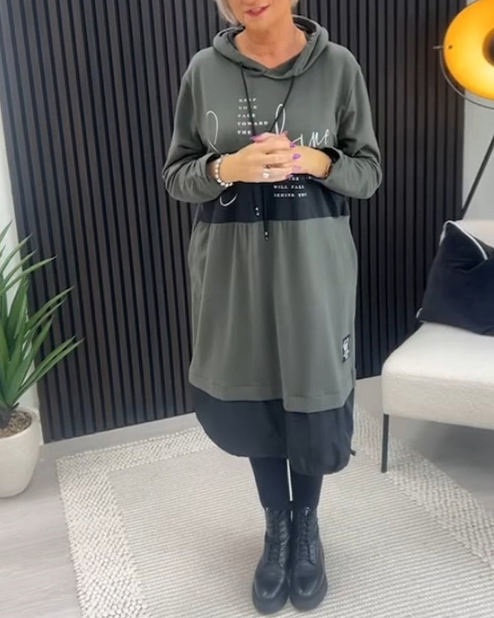שמלה קז'ואלית עם קפוצ'ון וצבעוניות והדפס אותיות