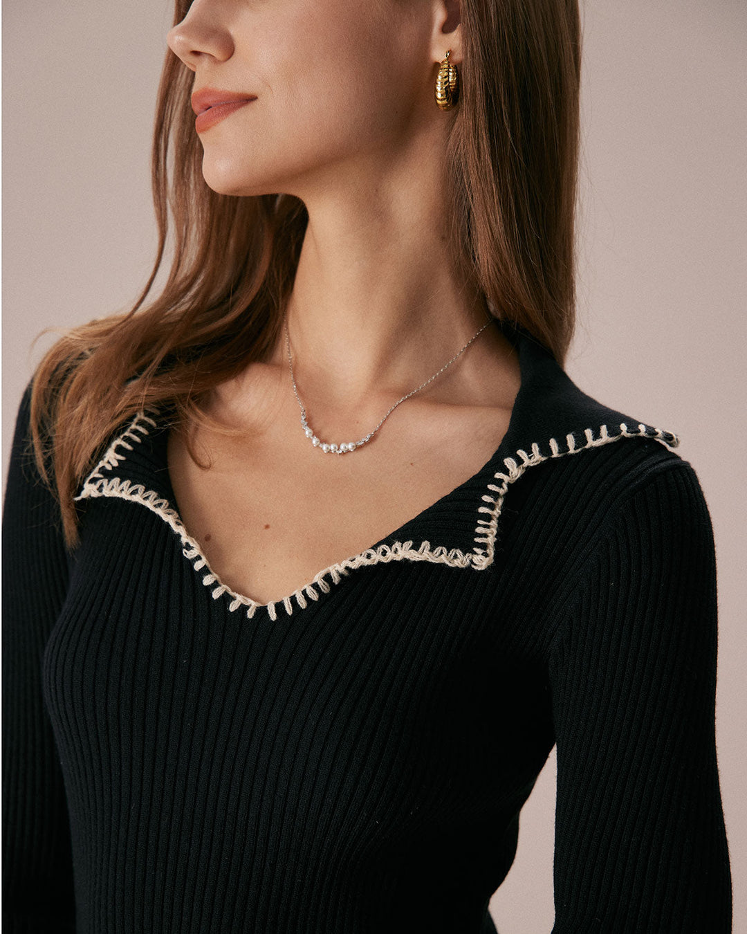 Schwarzes Minikleid mit Kontrastnähten