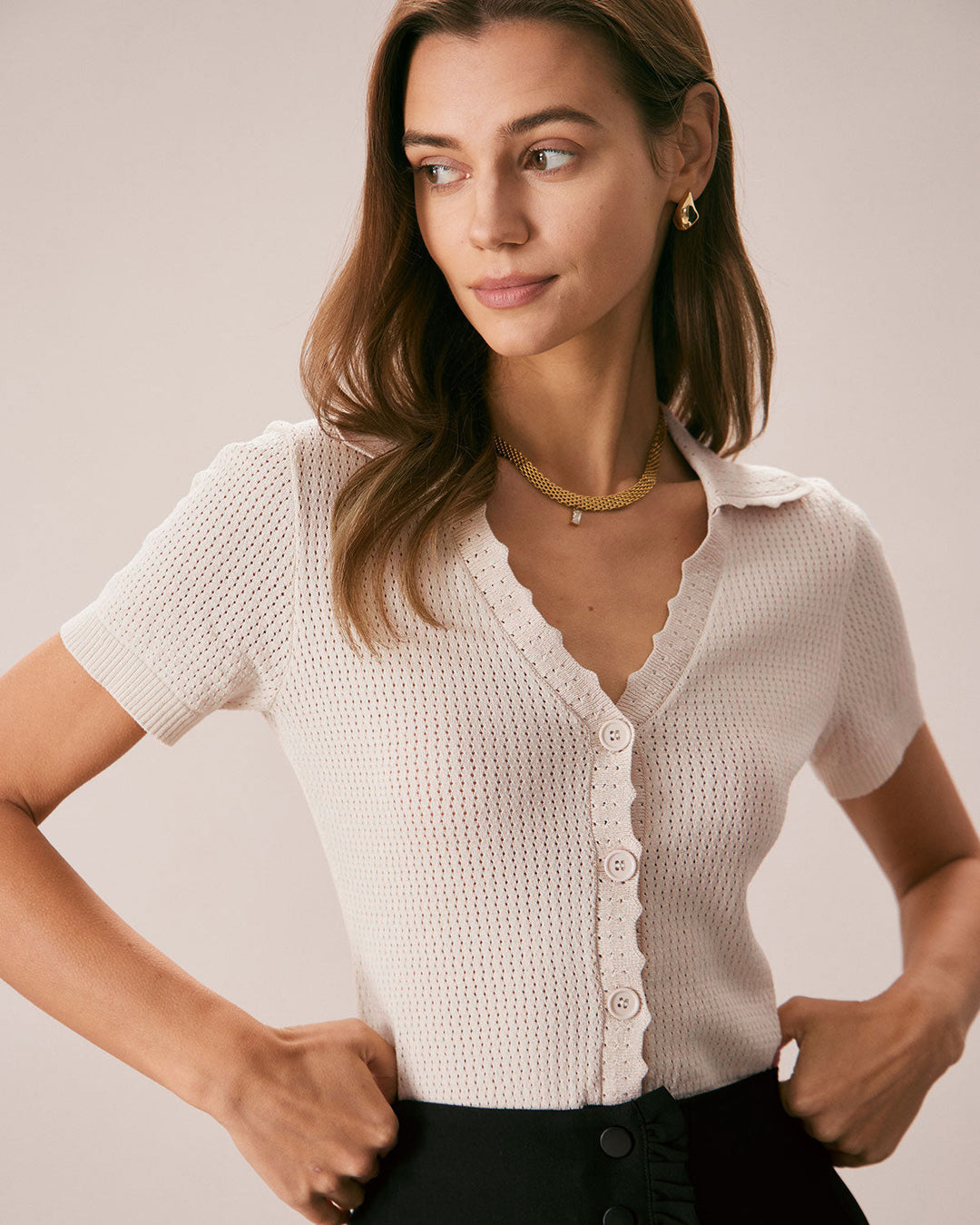 Hautfarbenes V-Ausschnitt Pointelle-Strick-T-Shirt mit Knopfleiste