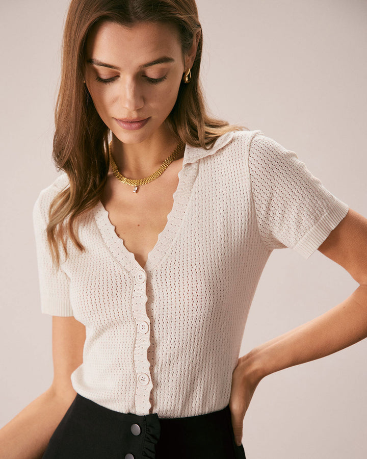 Hautfarbenes V-Ausschnitt Pointelle-Strick-T-Shirt mit Knopfleiste