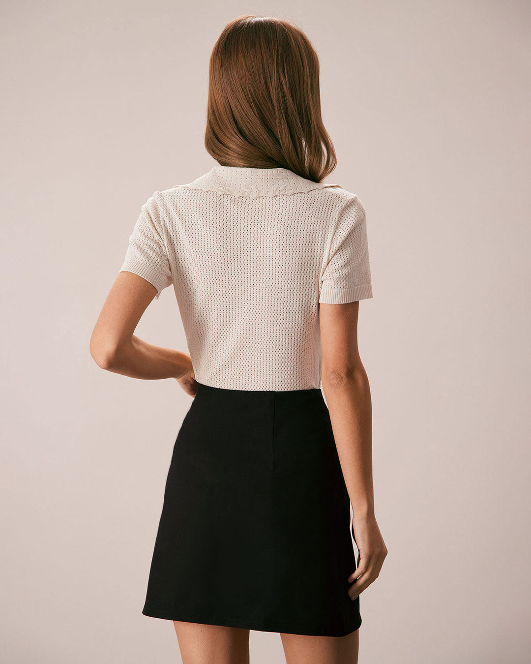 Hautfarbenes V-Ausschnitt Pointelle-Strick-T-Shirt mit Knopfleiste