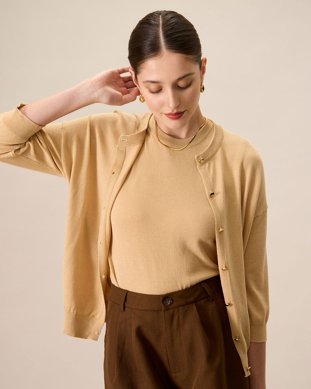 Khakifarbene Damen-Strickjacke aus geripptem Tencel mit Rundhalsausschnitt